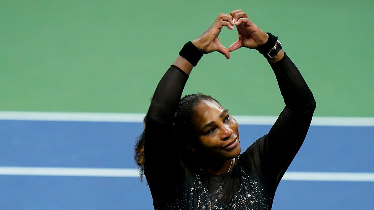 Serena Williams gör ett handhjärta mot publiken efter att ha förlorat matchen mot Ajla Tomljanovic.
