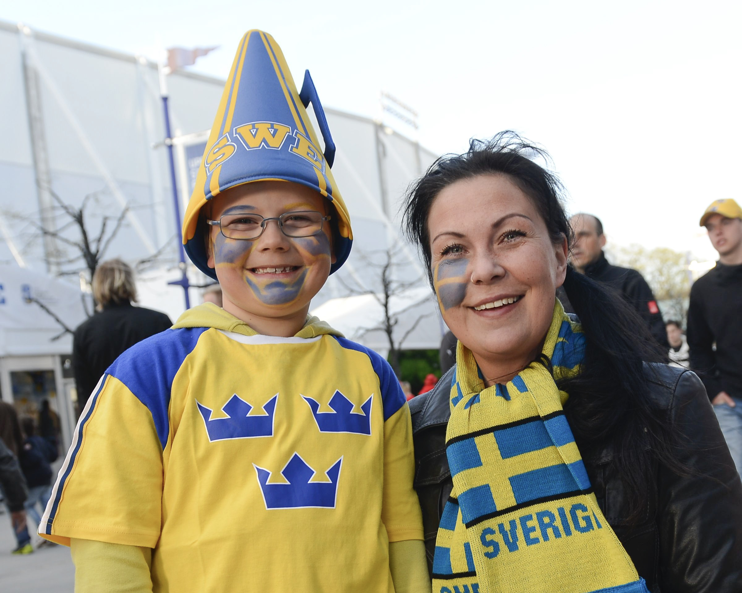 Svenska supportrar utanför Globen. Den mediokra publiksiffran 8 119 får inte godkänt av Nyheter24. Svenska supportrar utanför Globen. Den mediokra publiksiffran 8 119 får inte godkänt av Nyheter24.