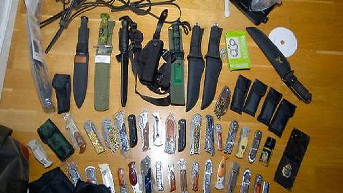 Ett stort antal knivar hittades i lägenheten. 37-åringen har krävt att få tillbaka dem.