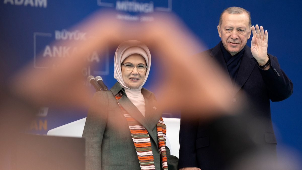 Turkiets president Recep Tayyip Erdogan med hustru Emine Erdogan efter valtalet i parken Baskent Millet Bahçesi i Ankara.