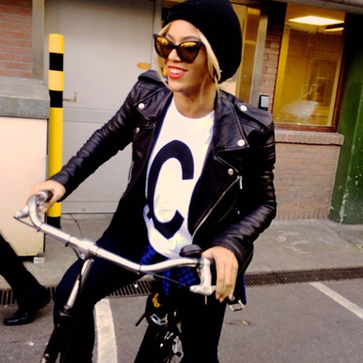 Beyoncé tar en cykeltur. Beyoncé tar en cykeltur.