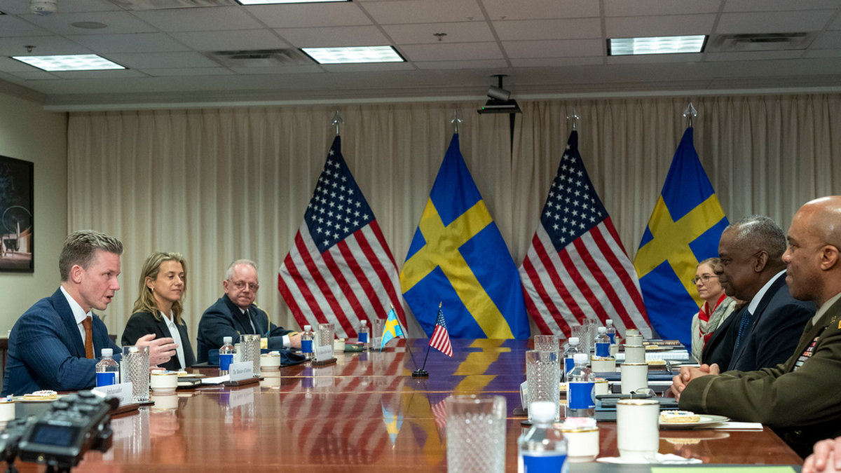 Försvarsminister Pål Jonson (M) och USA:s försvarsminister Lloyd Austin har nu skrivit på ett avtal om fördjupat försvarssamarbete som ger USA tillgång baser och lagring av försvarsmateriel i Sverige.