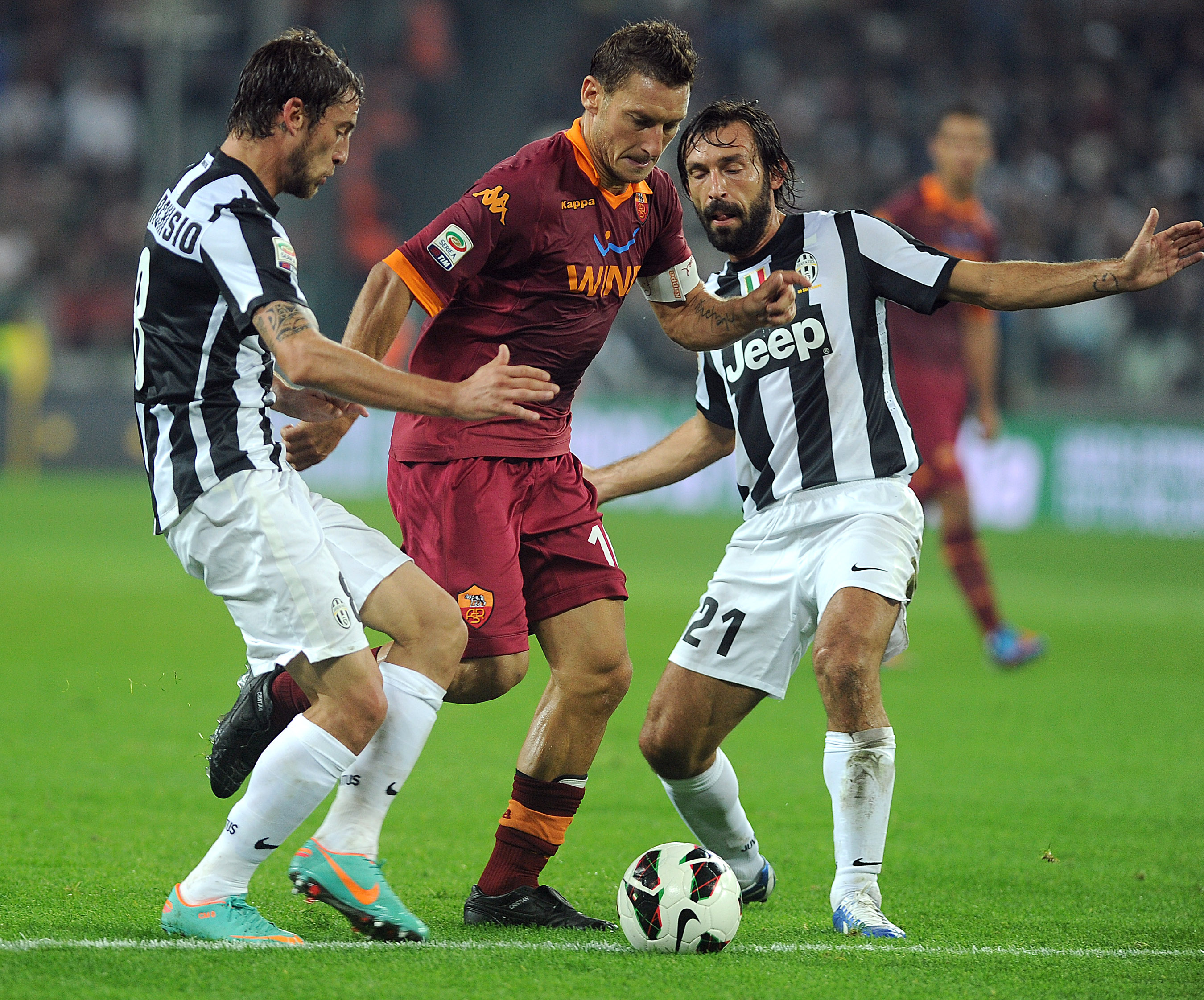 Francesco Totti hade det tufft i kvällens möte mot Juventus.