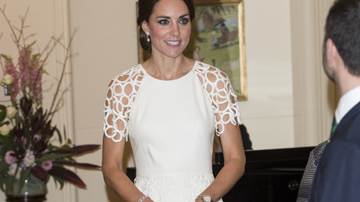 För den sista kvällen i Australien valde Kate en klänning från Lela Rose för cirka 18 000 kronor. Till det ett par klackar från Jimmy Choo för 6 000 kronor, en clutch från Mulberry för 5 000 kronor och diamantörhängen. 