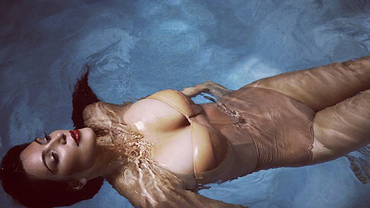 Kim Kardashian har onekligen haft en soft sommar. Bada pool med full makeup, hålla sig flytande. 
