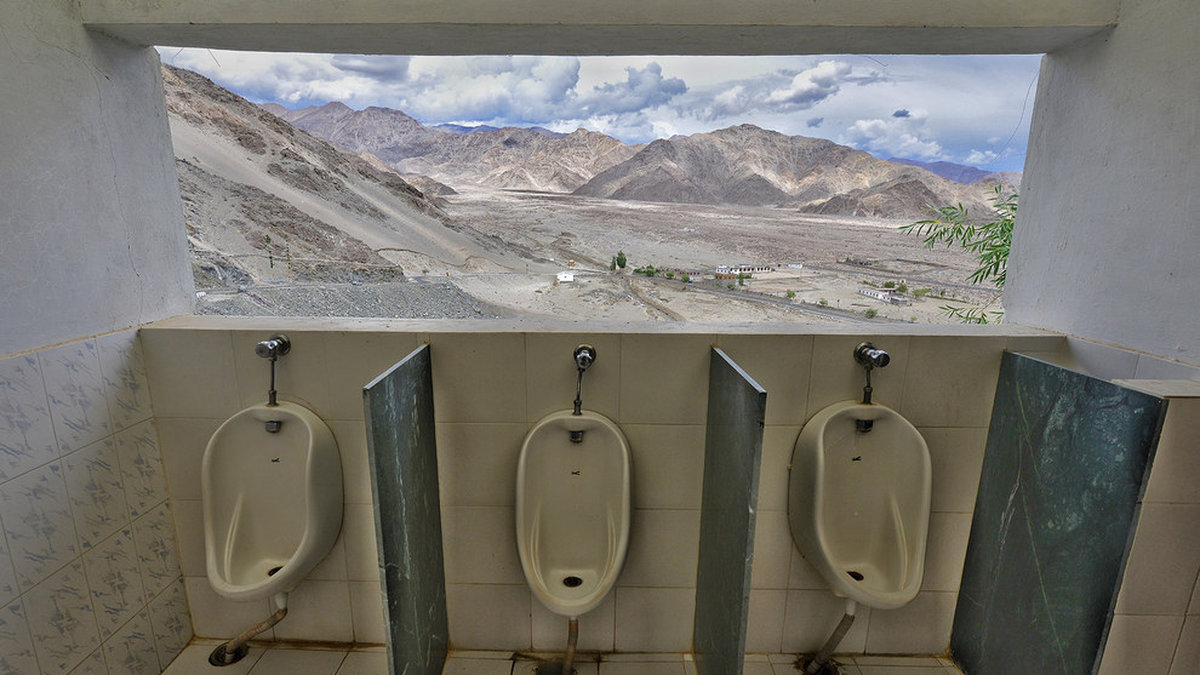 Standard urinoar med otroligt vacker utsikt i Ladakh, Indien.  