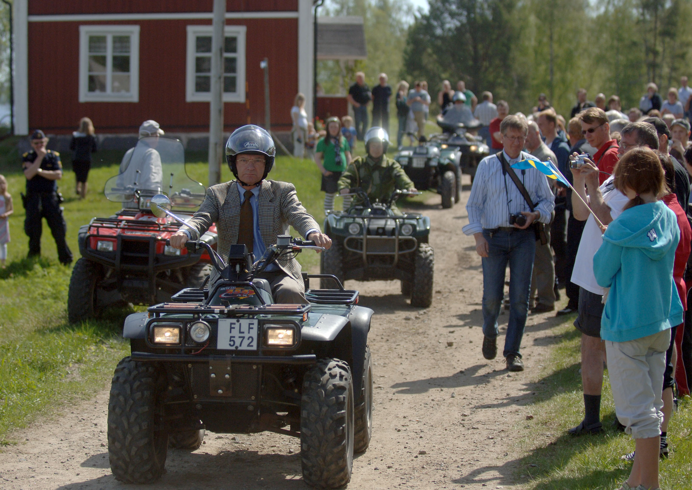 Han kör fyrhjuling – i kostym. Han kör fyrhjuling – i kostym.