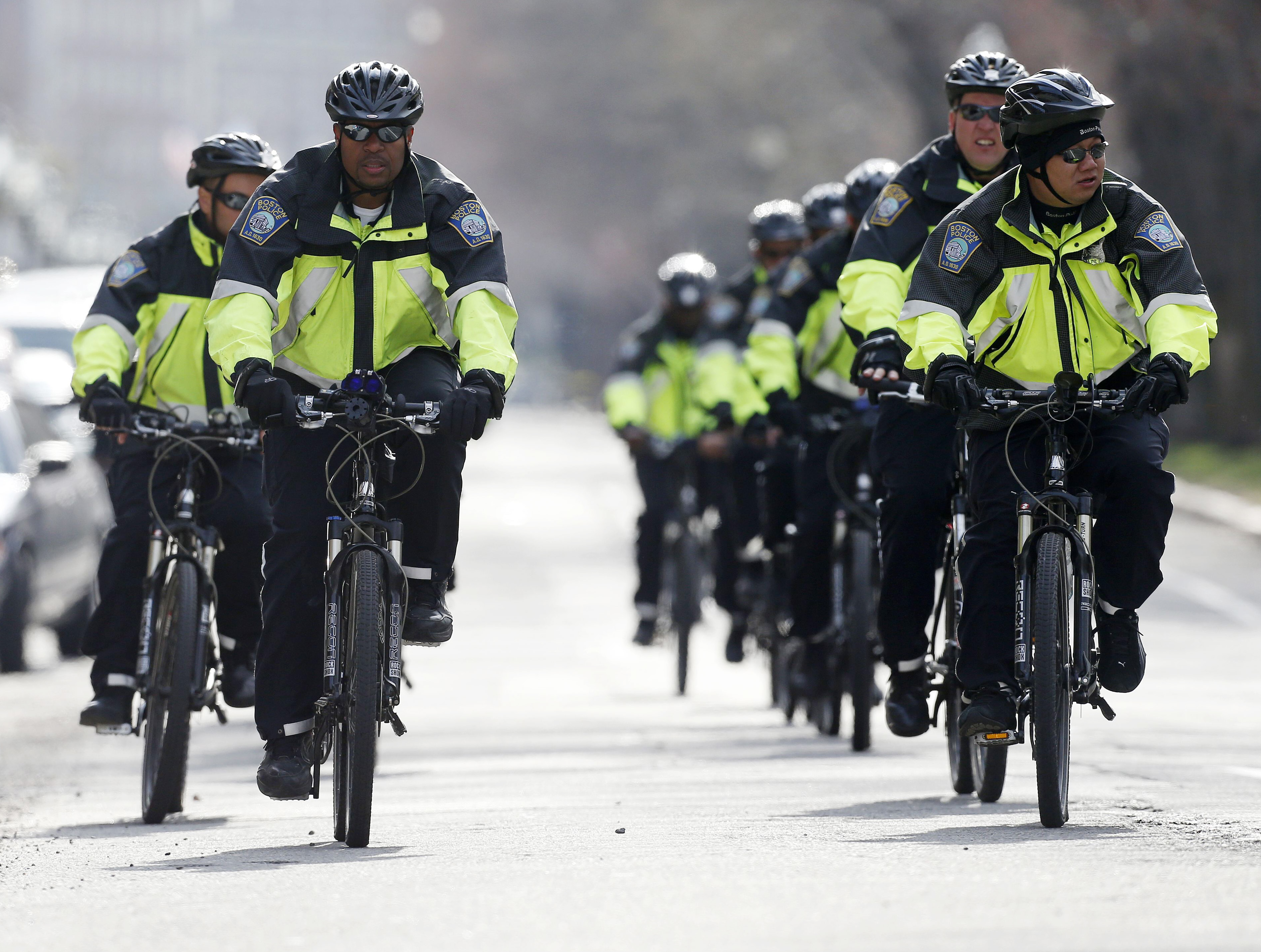 Polisen i Boston patrullerar området med cykel.
