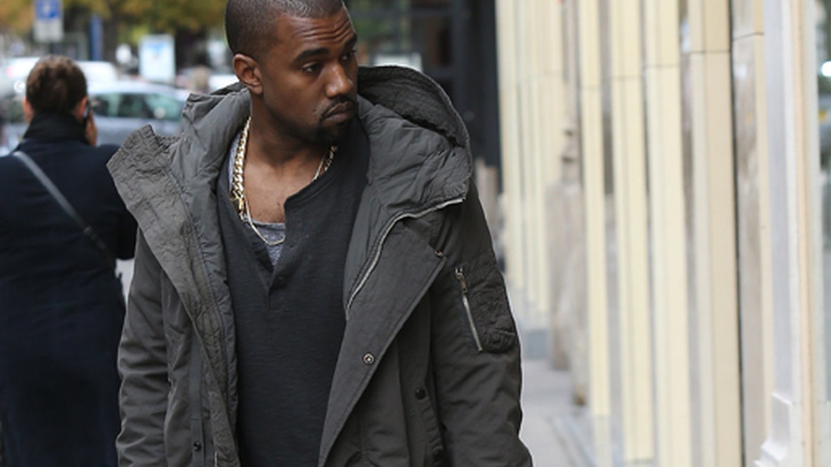 Kanye West ser lite halvdeppig ut i Paris. 