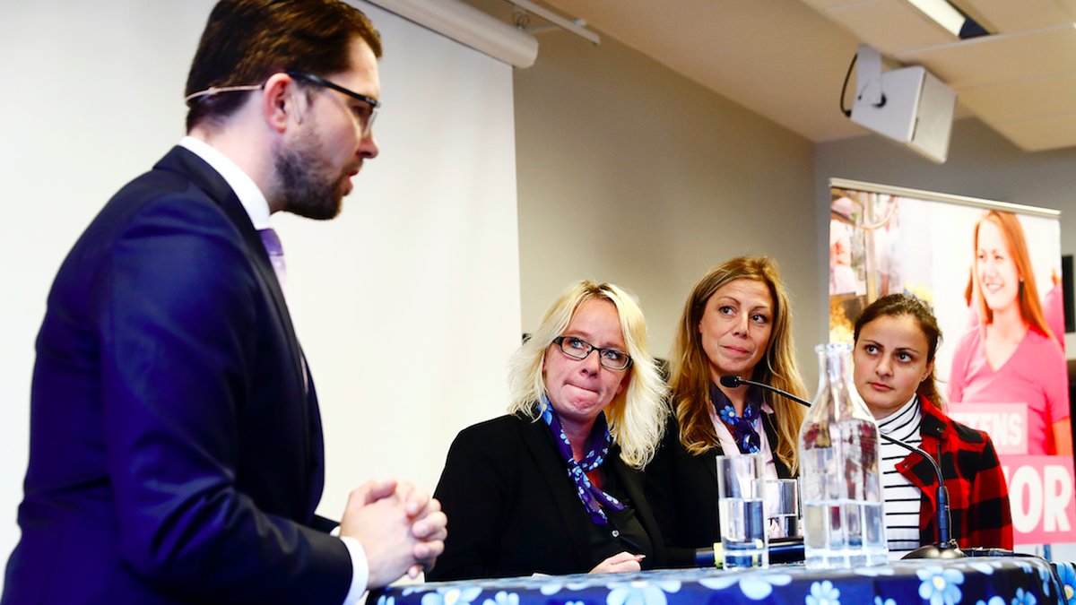 Tre kvinnor står och blänger på Jimmie Åkesson
