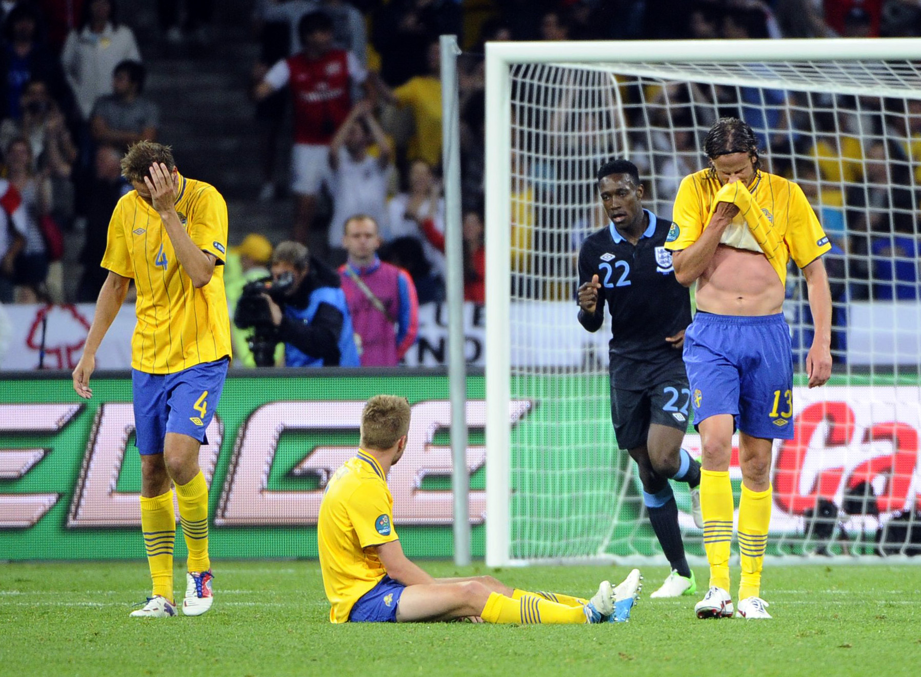 Sverige deppar efter att England gjort både 2-2 och 2-3 inom loppet av tolv minuter.