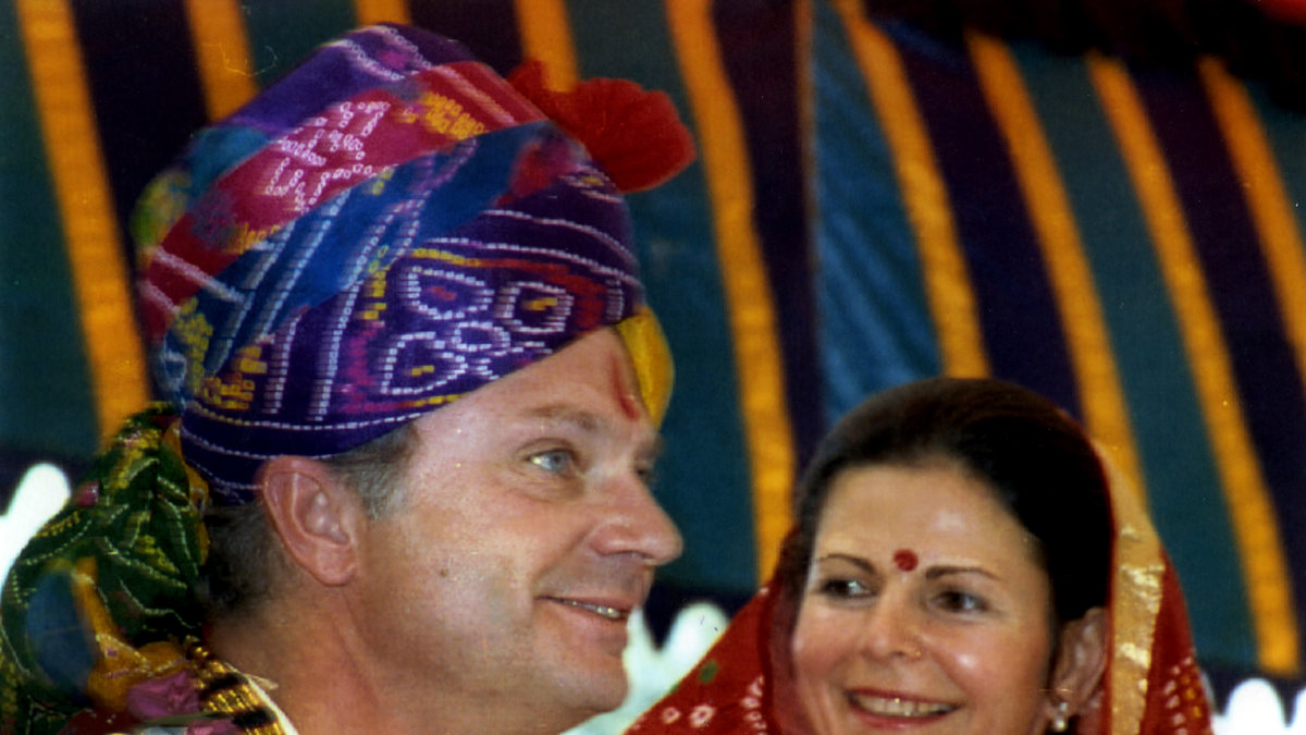 Kung Carl XVI Gustaf och drottning Silvia klädda traditionella indiska kläder vid deras besök hos maharadjan av Jaipur 14:e oktober 1993.