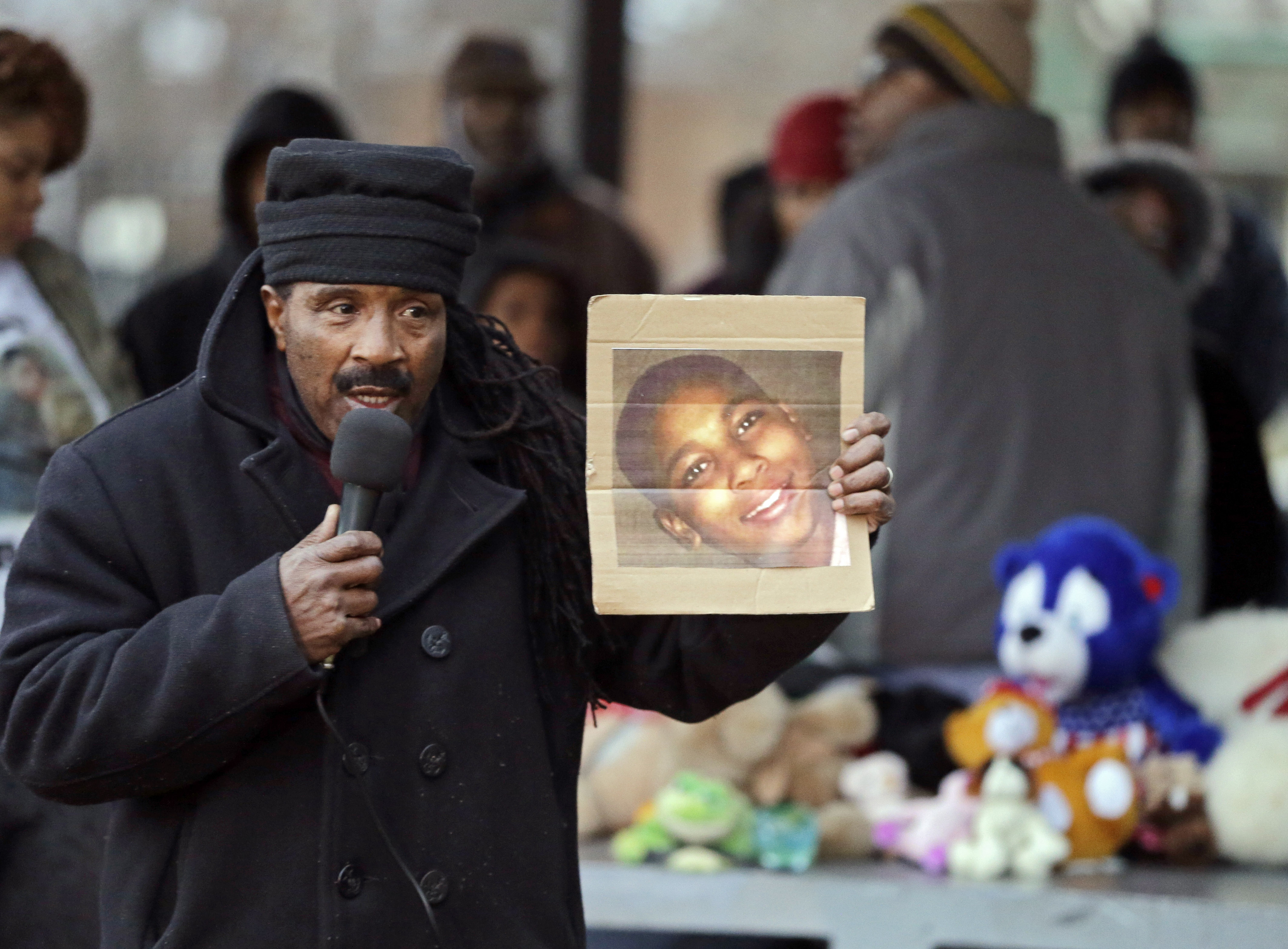 Aktivisten Art McCoy håller upp en bild av 12-årige Tamir Rice.