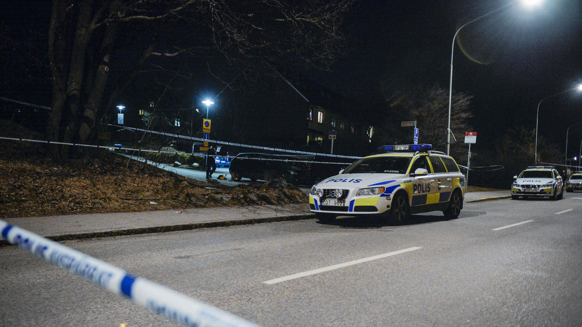 Vid 17-tiden på torsdagen inkom ett larm om en 23-årig man skjuten i Bredäng. Det är fortfarande oklart om det finns en koppling mellan händelserna.