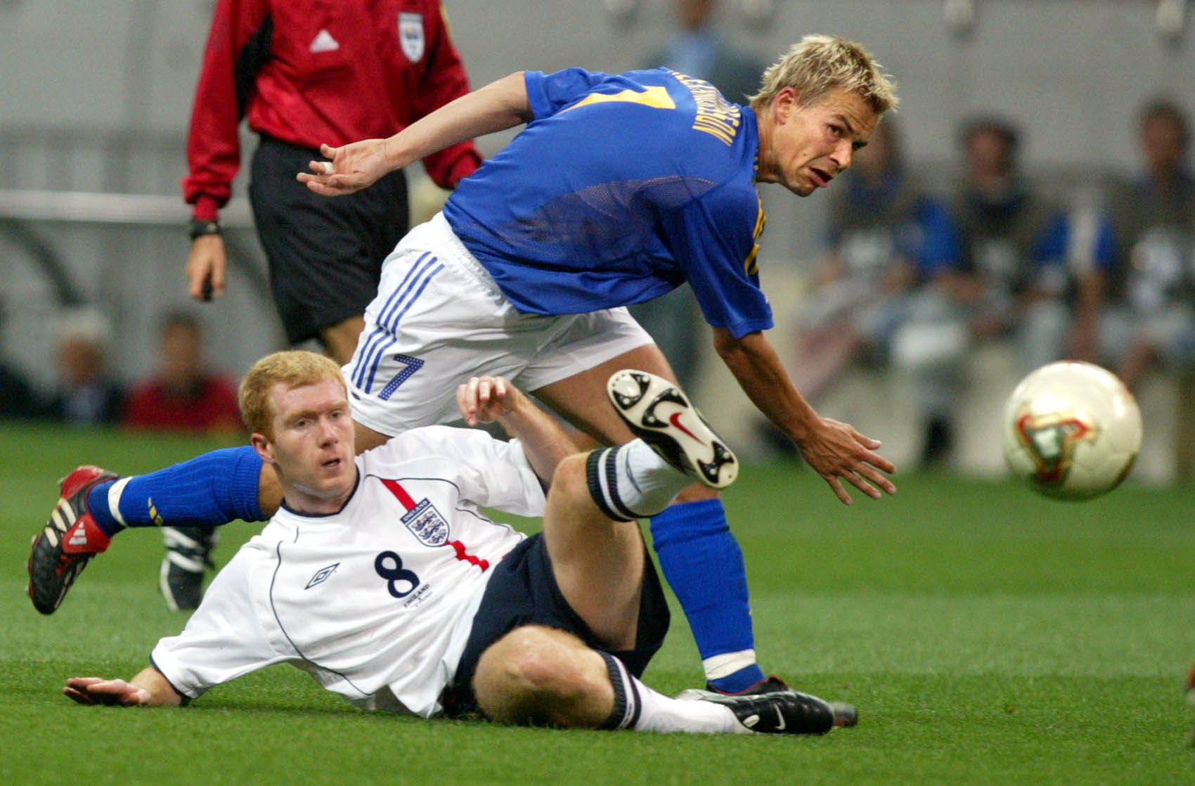 Paul Scholes och poängräddaren Niclas Alexandersson i VM-premiären 2002.