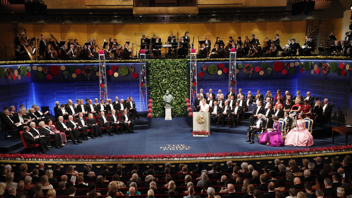 Nobelpristagarna och kungafamiljen vid prisutdelningen i Konserthuset i Stockholm.