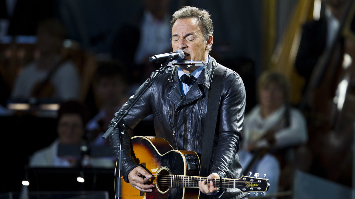 På årsdagen kom Bruce Springsteen och spelade "We shall overcome" på minneskonserten för offren.