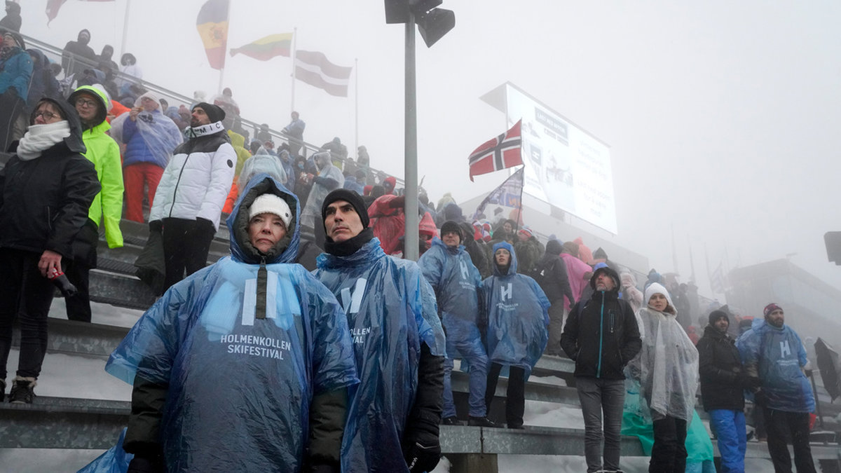 Blåsigt och blött väder stoppar dagens skidskyttetävling i Holmenkollen.