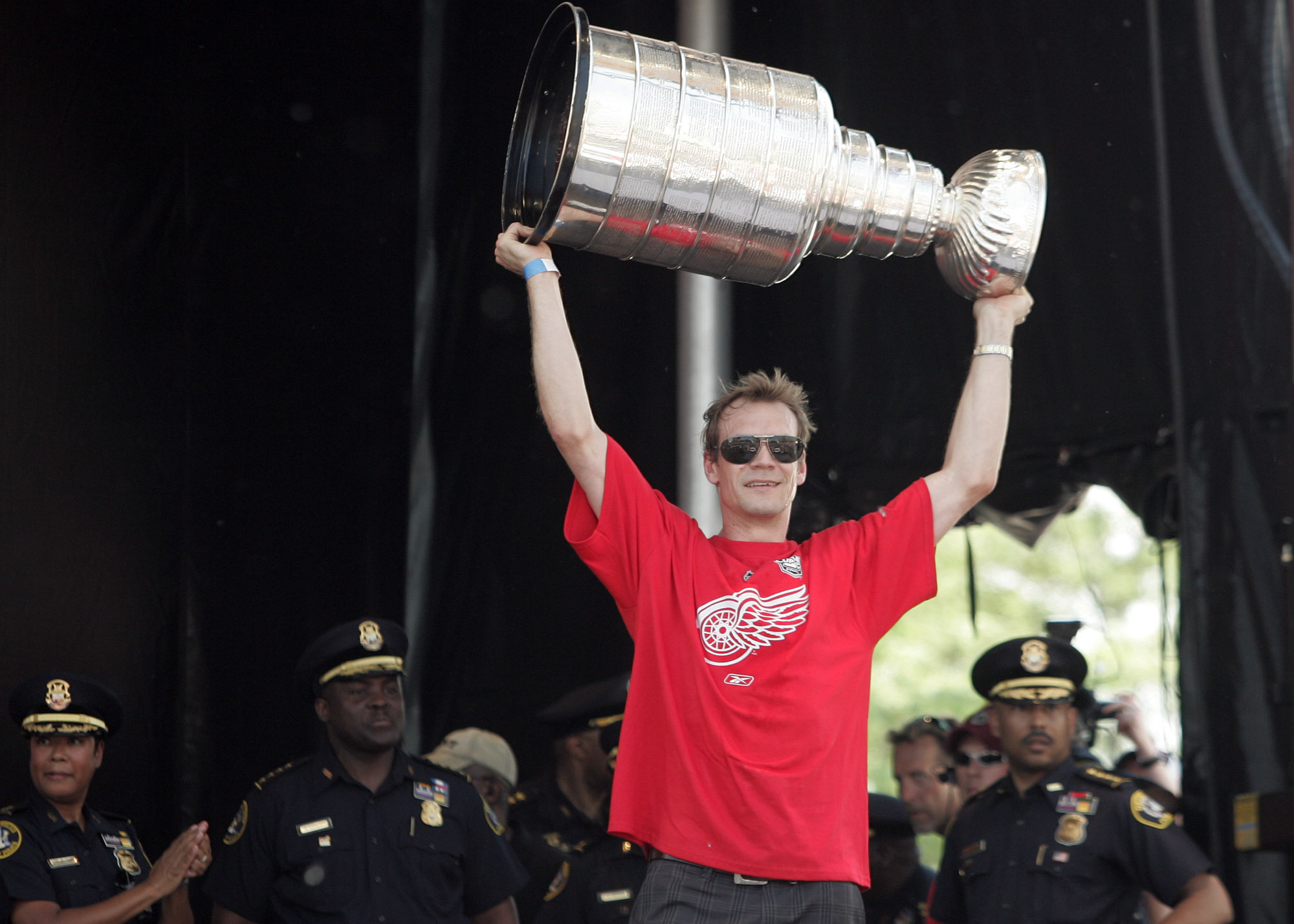 Här springer hockeylegendaren runt och visar upp Stanley Cup-bucklan för Detroitpubliken. Här springer hockeylegendaren runt och visar upp Stanley Cup-bucklan för Detroitpubliken.