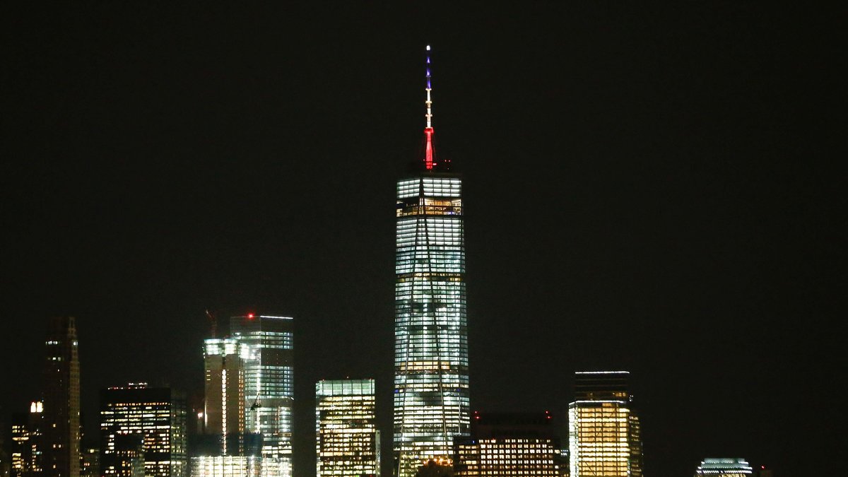 En av byggnaderna som lysts upp är "One World Trade Center" i New York City.