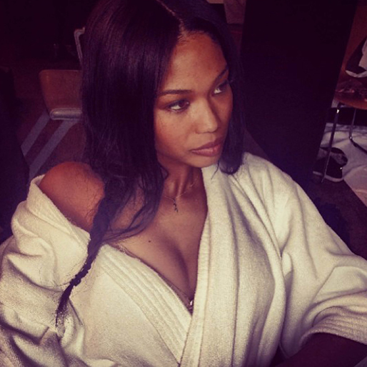 Chanel Iman tar det lugnt i morgonrock. Chanel Iman tar det lugnt i morgonrock.