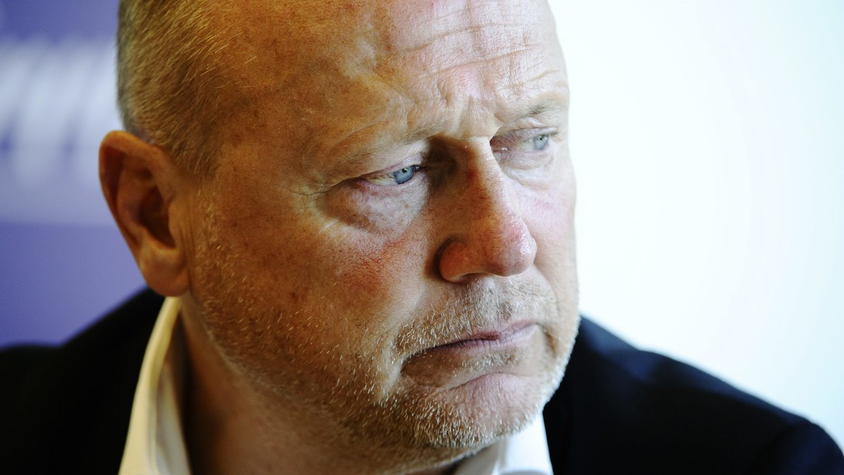 Sören Åkeby rasar på domarteamet efter matchen mot AIK.