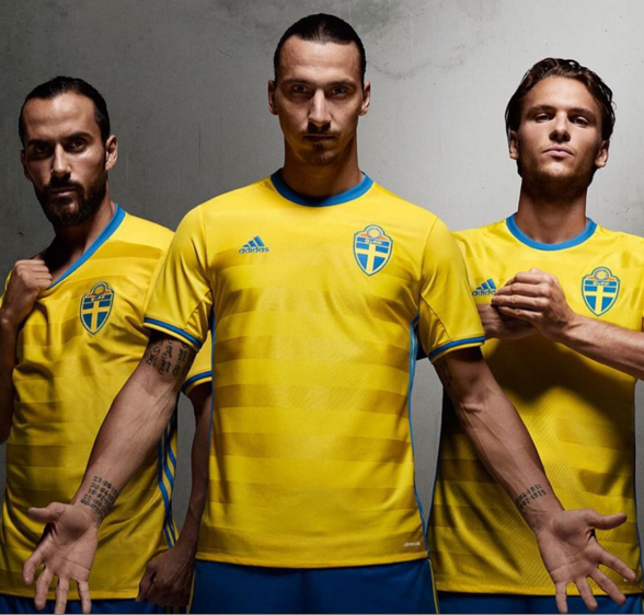 På vänster handled har han mammas namn, Jurkka och hans systers, Sanela. De fick inte vara på den starka sidan, däremot har Zlatan sagt att de är på vänster sida för att de är närmast hjärtat. På vänster handled har han mammas namn, Jurkka och hans systers, Sanela. De fick inte vara på den starka sidan, däremot har Zlatan sagt att de är på vänster sida för att de är närmast hjärtat.