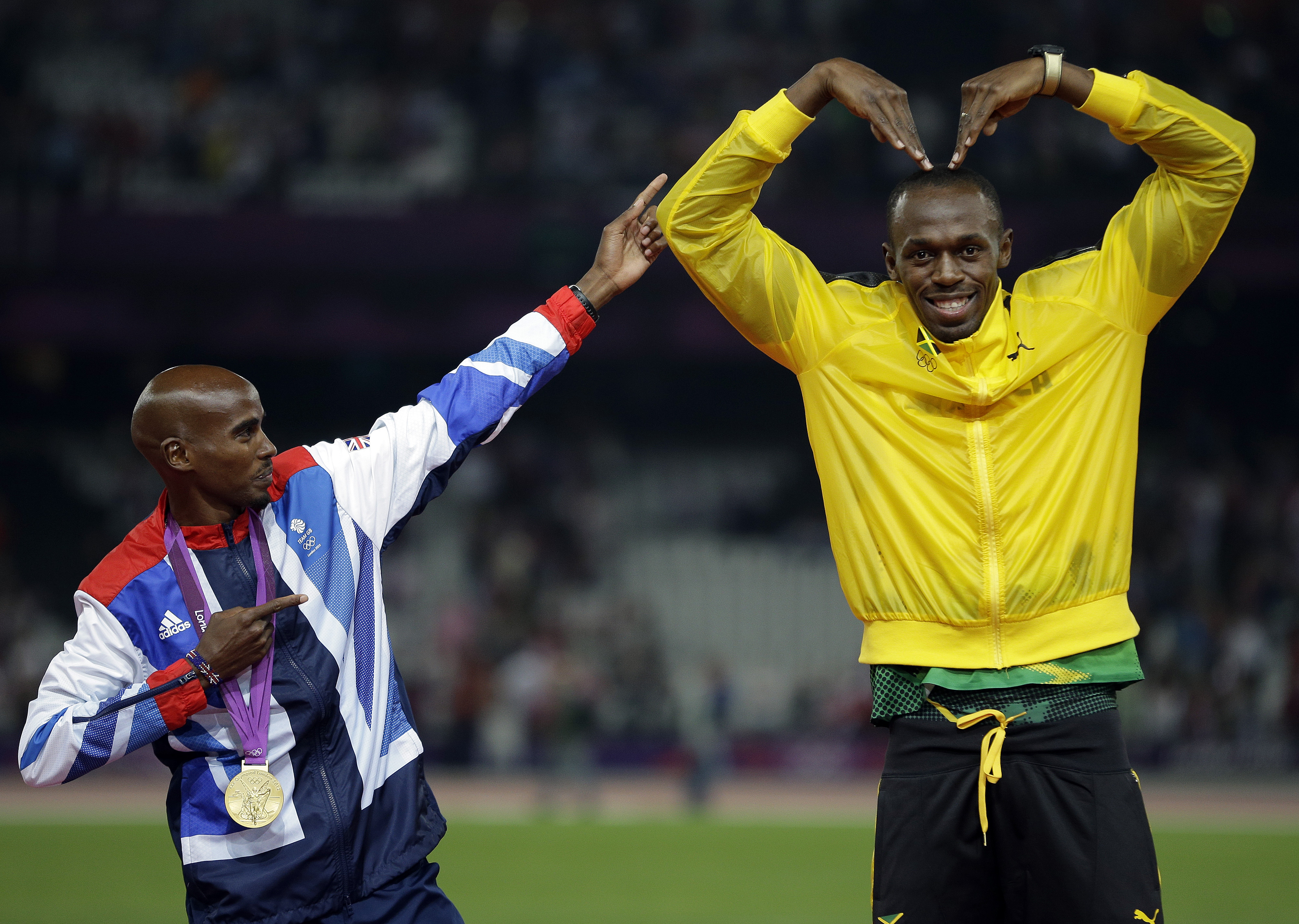 OS i Londons två största profiler Mohammed "Mo" Farah och Usain Bolt byter målgester. OS i Londons två största profiler Mohammed "Mo" Farah och Usain Bolt byter målgester.