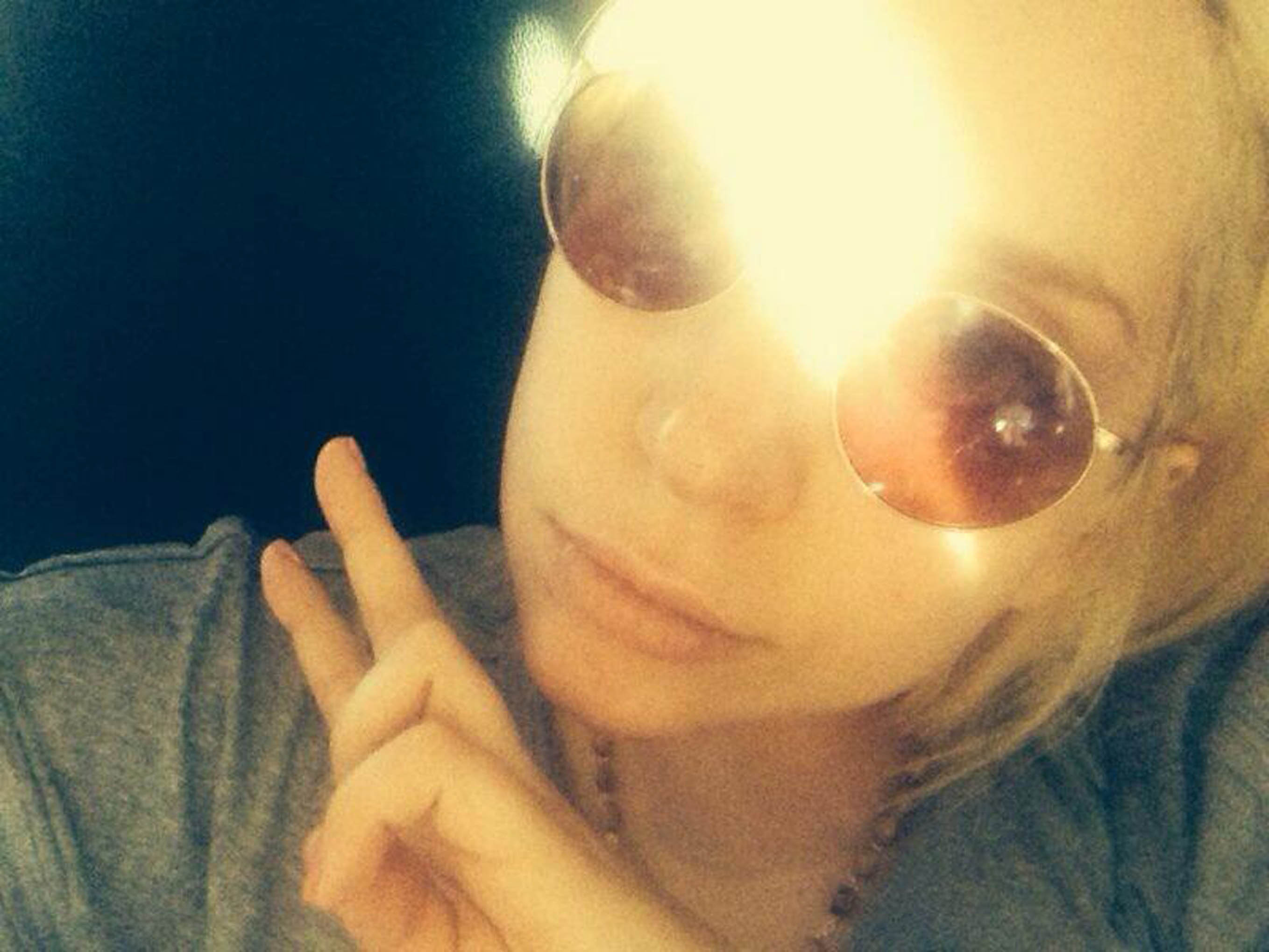 Lady Gaga gör peace-tecken till sina följare. Lady Gaga gör peace-tecken till sina följare.