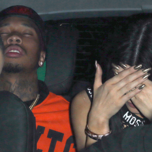En otroligt trött Tyga och en blyg Kylie Jenner i bilen på väg till efterfesten. En otroligt trött Tyga och en blyg Kylie Jenner i bilen på väg till efterfesten.
