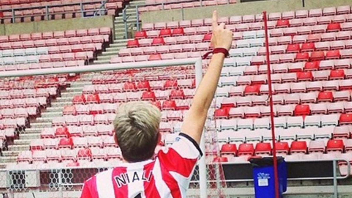 Niall Horan på fotbollsplan. 