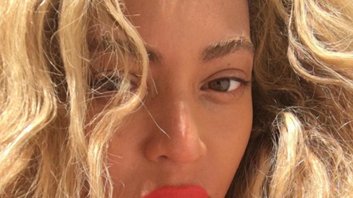 Beyoncé tar en selfie. 