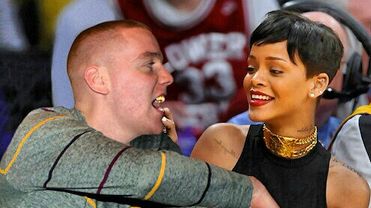 Peeje T och Rihanna matar varandra med popcorn. 
