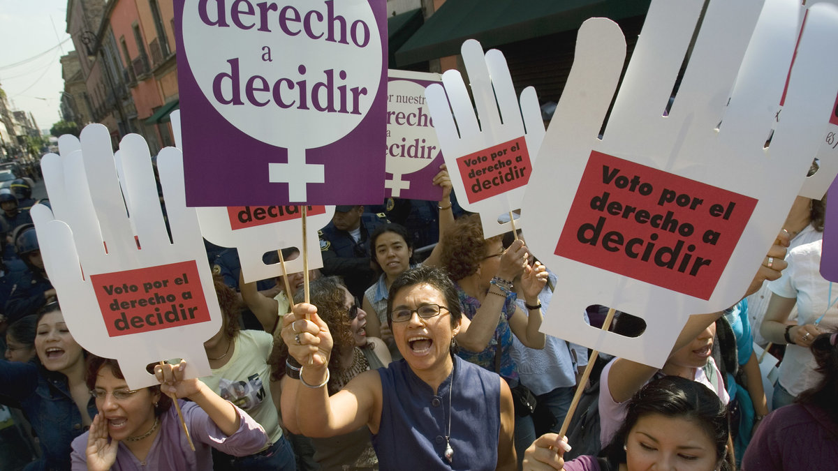Mexiko är delat mellan folk som tycker att det ska vara lagligt med säker abort och...