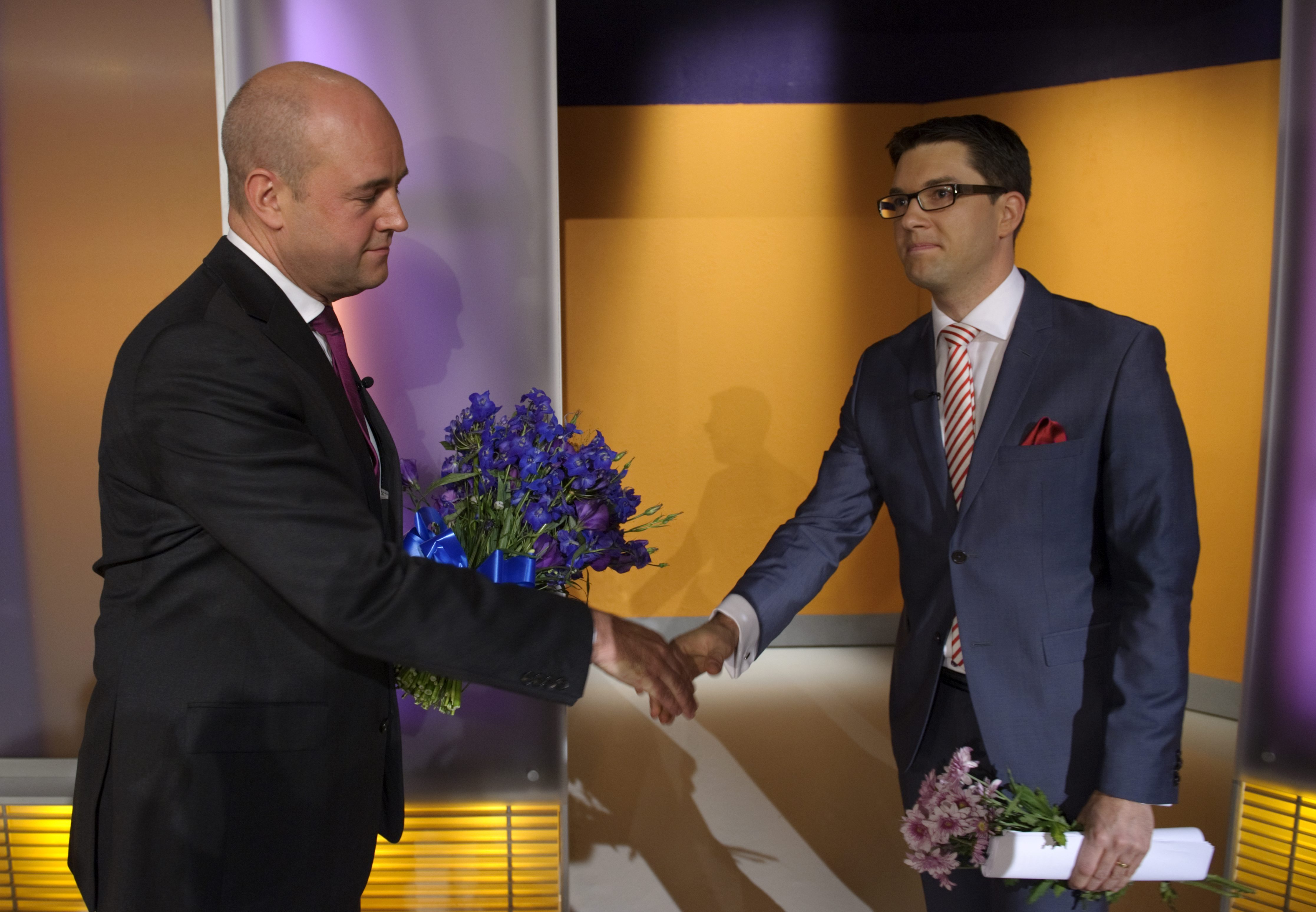 Många rasar efter Reinfeldts uttalande men en person tycker att det är "glädjande" - Jimmie Åkesson.