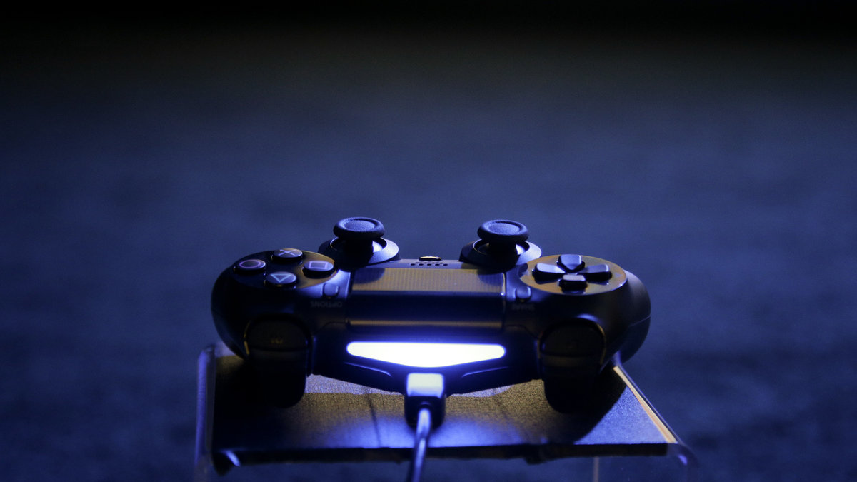Spelkonsolen PlayStation 4 kan vara medlet som terrorister använde för att planera dåden.