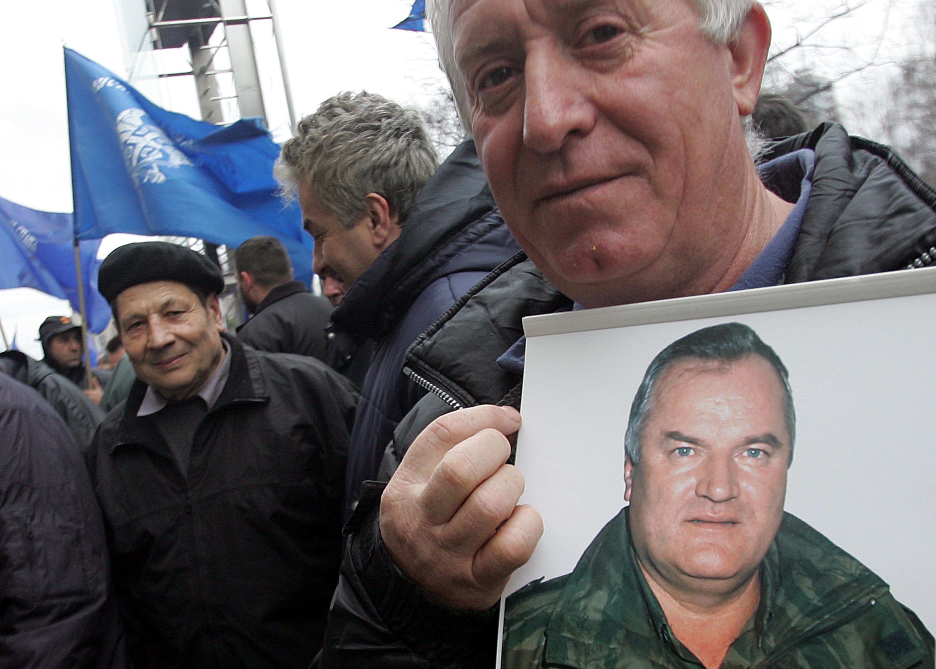 En anhängare av Mladic visar upp ett foto av generalen.