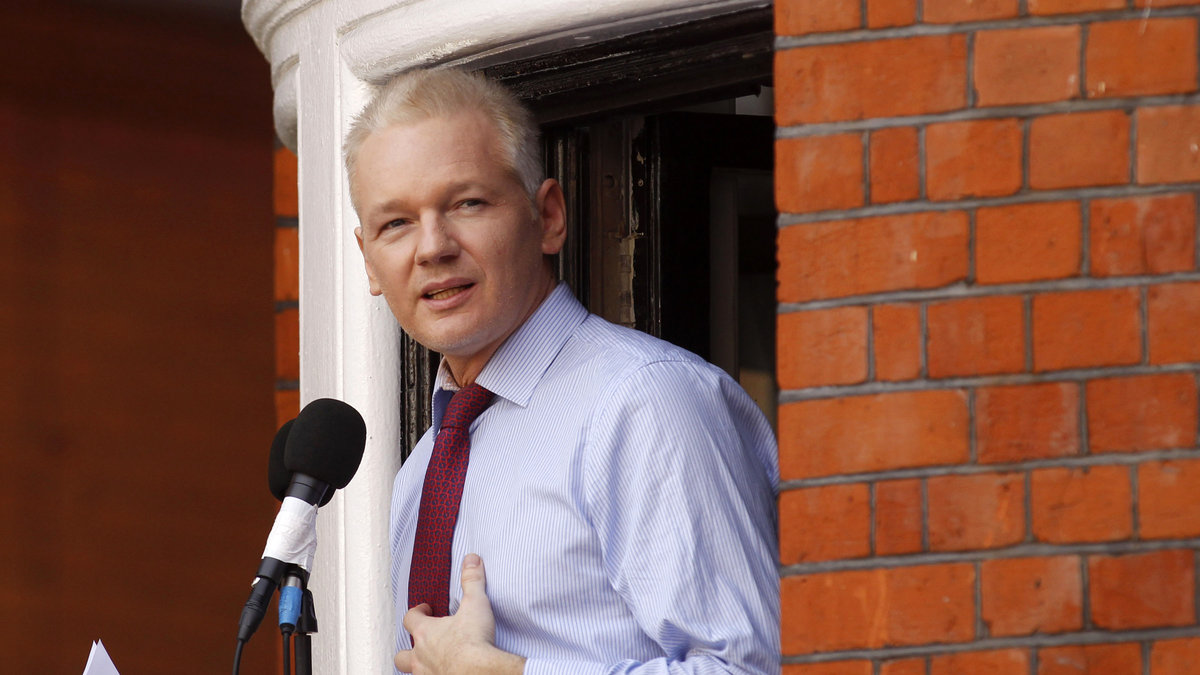 Wikileaks eget konto kritiserade Twitter (och Sverige). Kanske är det Julian Assange själv som sitter och skriver?