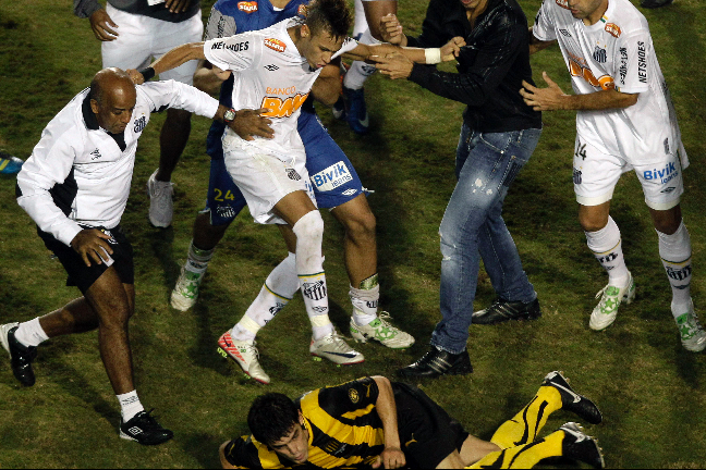Här förlorar den annars stekhete Neymar en hel del av sin respekt när han stampar på en spelare som ligger ner.