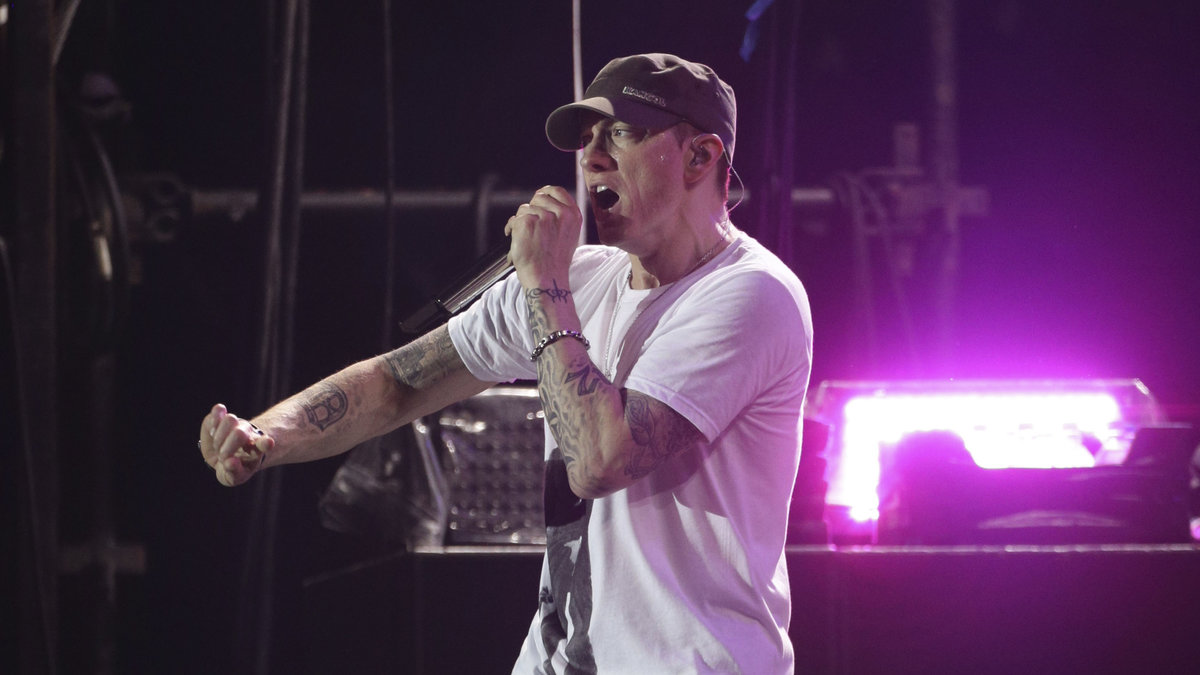 Eminem uppträder på galan, som livestreamas världen över.