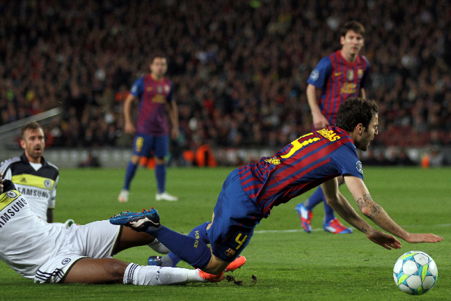 Barcelona fick straff i den andra halvleken efter att Cesc Fabregas gjorts ned i straffområdet.