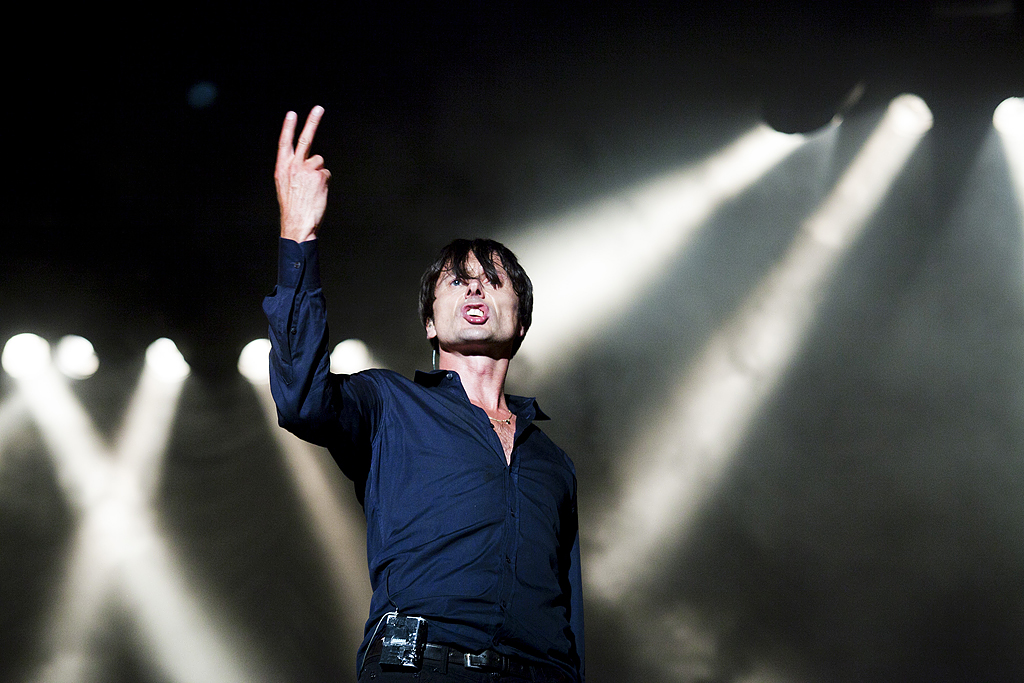 Brett Anderson från Suede gör en brittisk hälsning till publiken på Hultsfred. Brett Anderson från Suede gör en brittisk hälsning till publiken på Hultsfred.