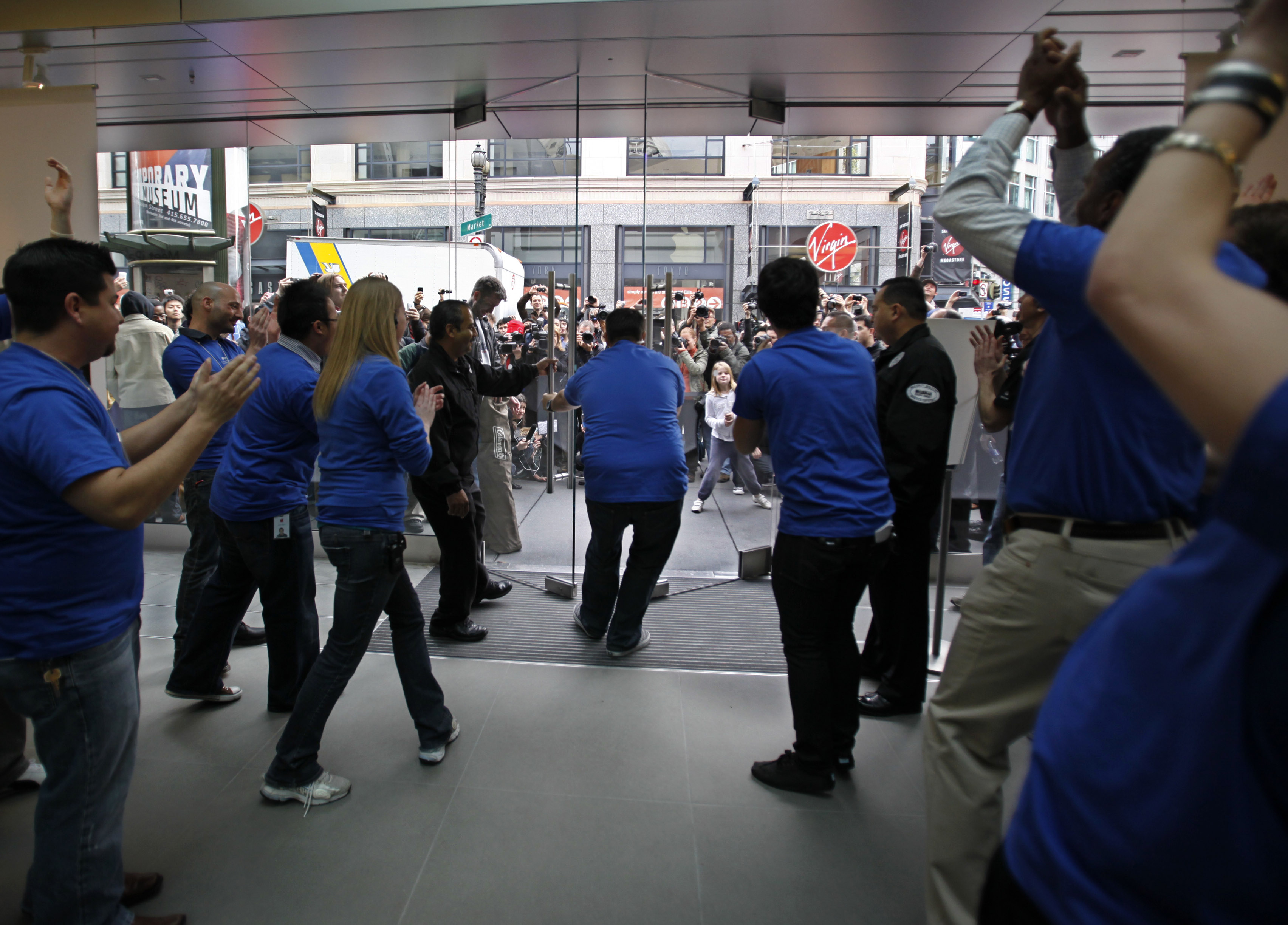 På premiärdagen för Apple Ipad stod kunderna i köer utanför butikerna.