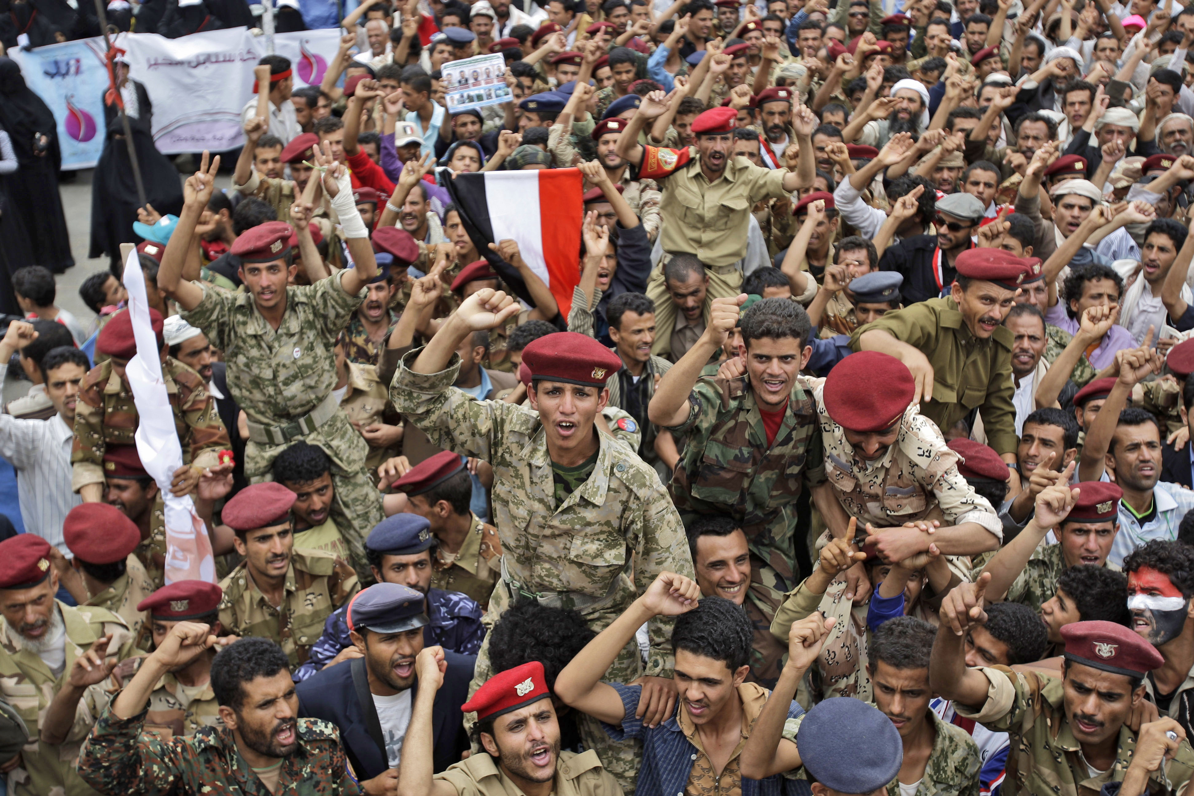 Avhoppade jemenitiska soldater med demonstranter.