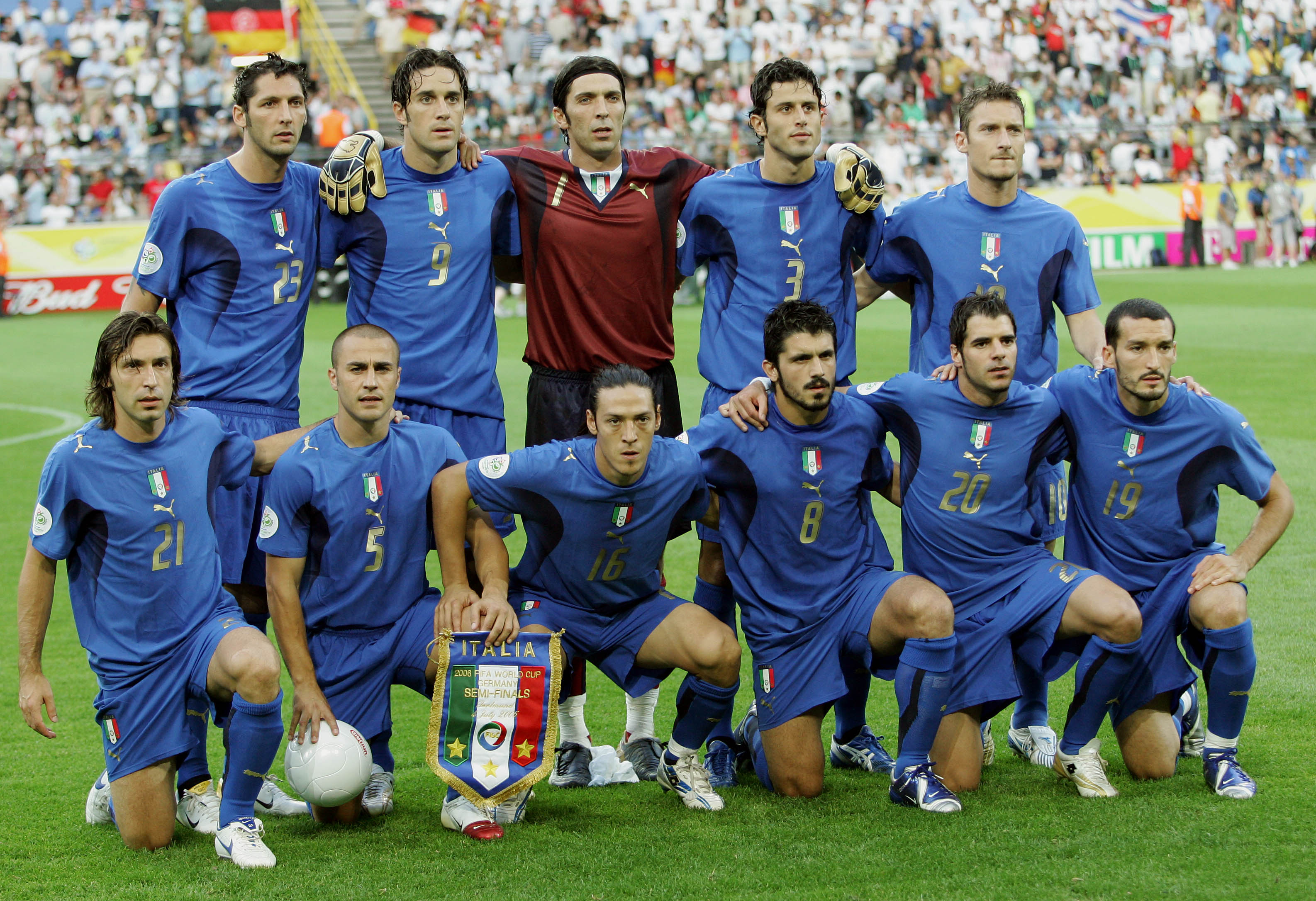 Francesco Totti tillsammans med sina lagkamrater i Nerazzuri innan matchen mot Tyskland i VM-semifinalen 2006. 