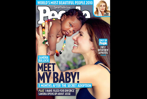 Omslaget av People Magazine där Sandra Bullock poserar med sin adopterade son Louis.