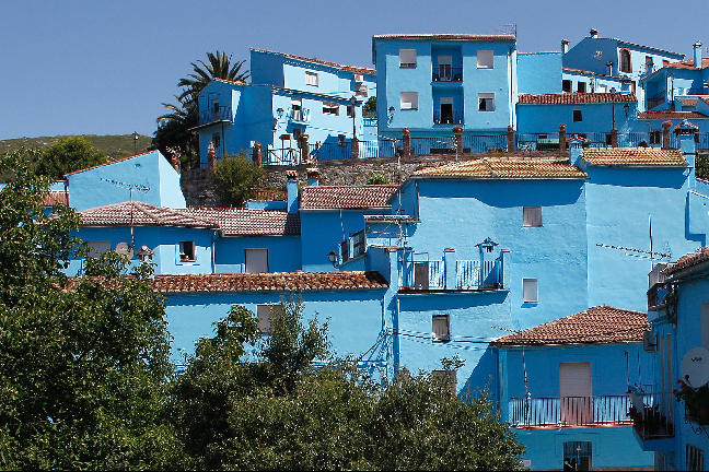 Den spanska byn Juzcar sticker ut, alla hus är blåa.