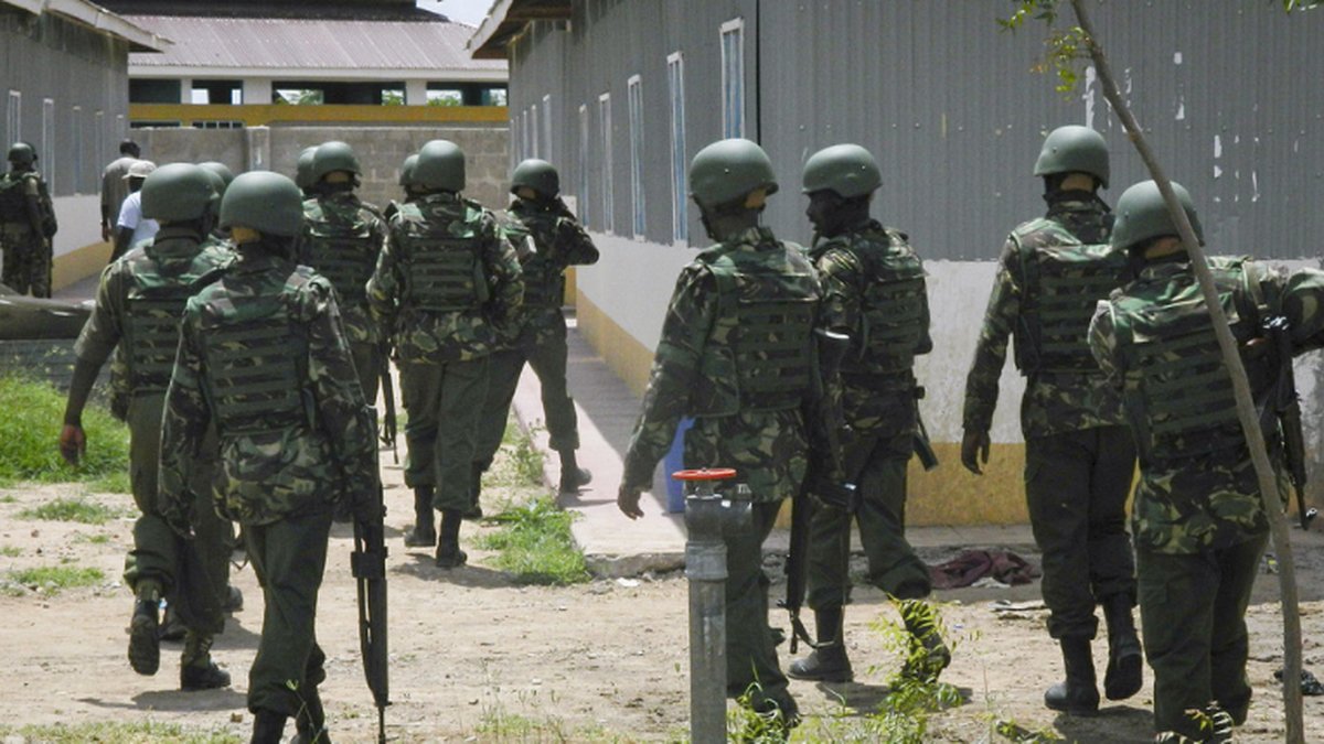 Militär närvaro i samband med en skjutning på ett universitet i Garissa, Kenya.
