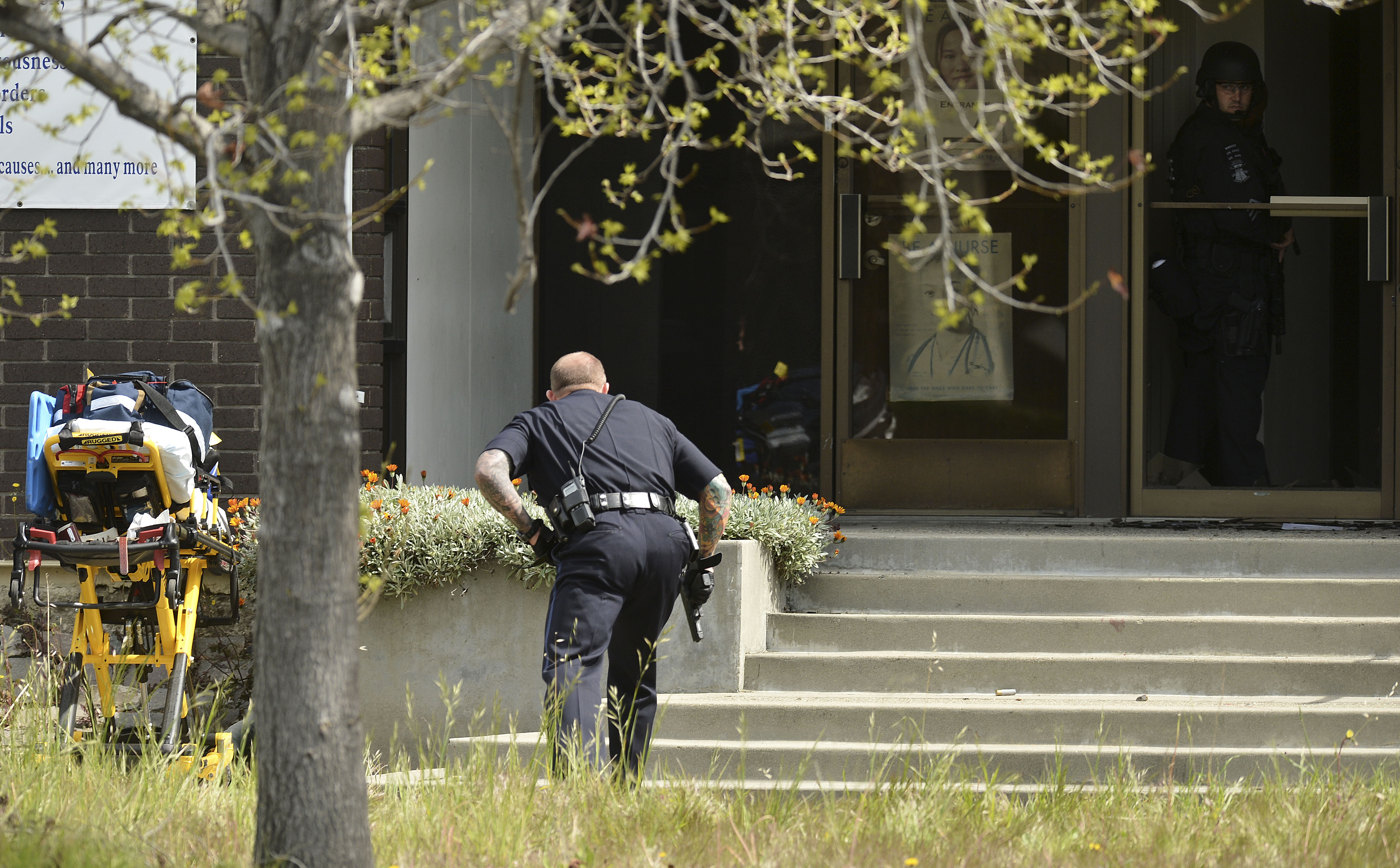 En polis närmar sig skolans ingång.