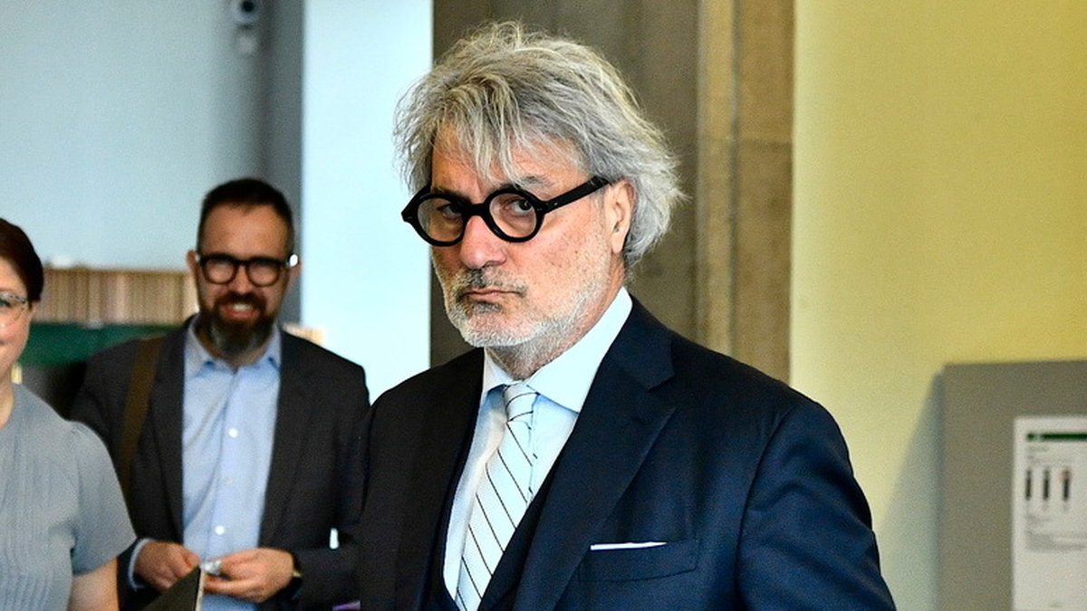 Kirurgen Paolo Macchiarini på väg in i rättssalen under förhandlingen i Svea hovrätt i april. Arkivbild.